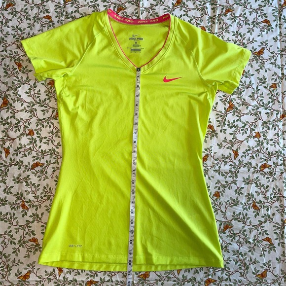 Women’s Nike Pro Dri-Fit fitted short sleeve spandex top - Picture 4 of 6